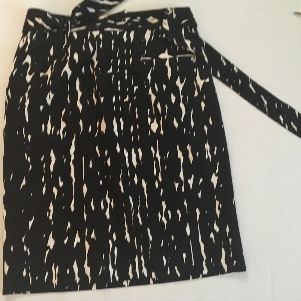 Xhilaration Black and White PatternTie-Waist A-Line NWOT lined  100% polyester